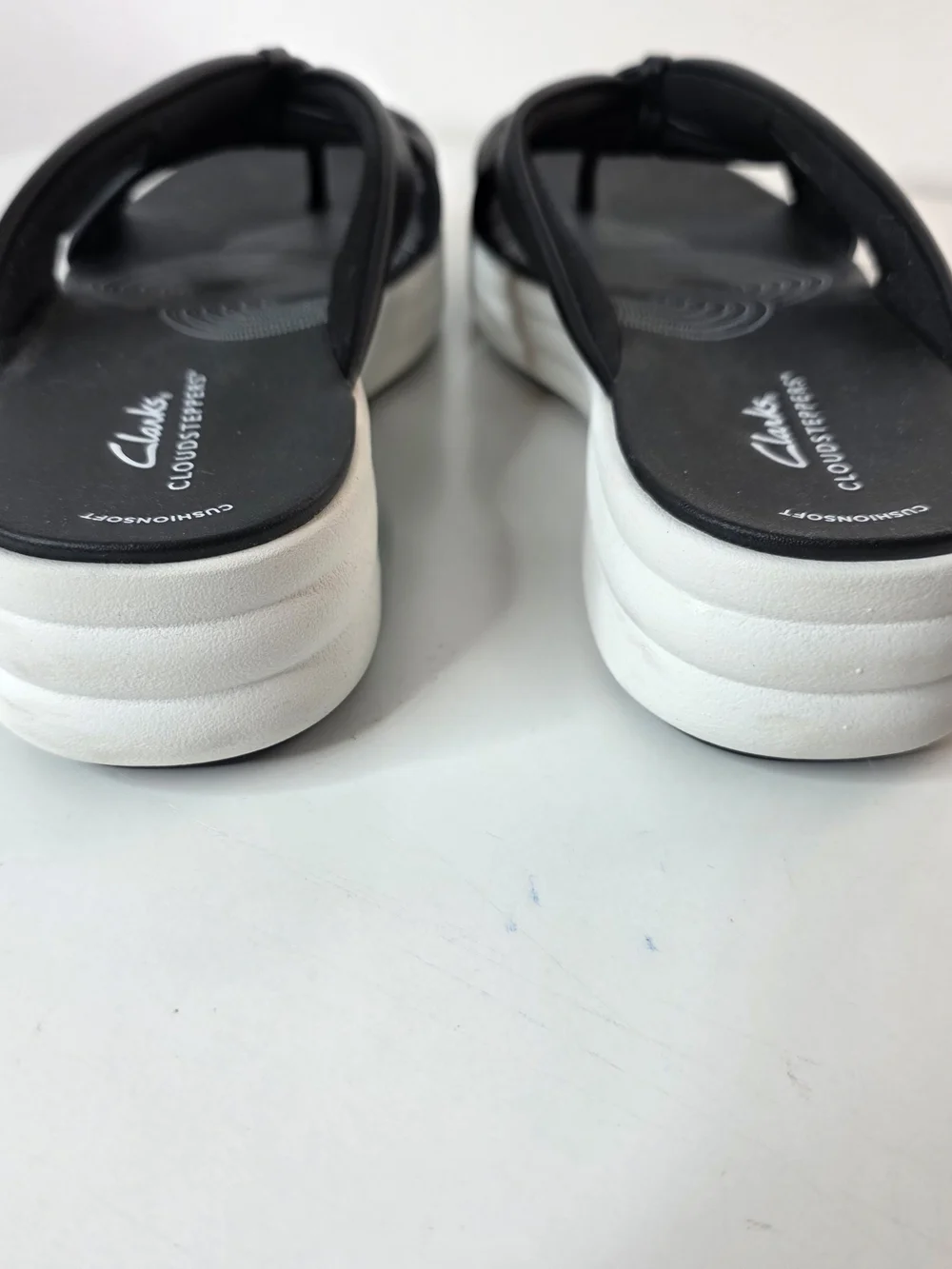 Clarks Cloudsteppers Cushionfit Black & White Thong Comfort Sandals Size 8.5